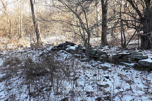 Stone wall A stone wall with large flat stones.